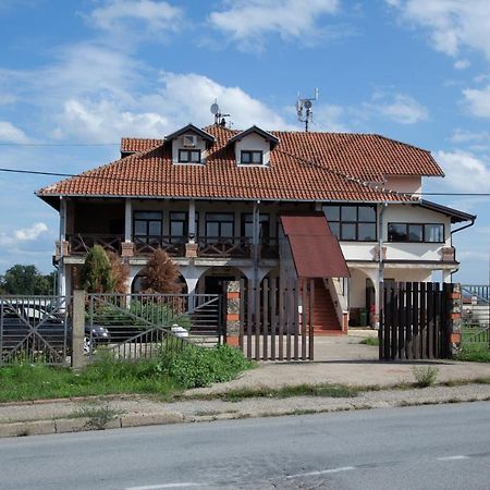 Motel Imperija Ub Exterior foto